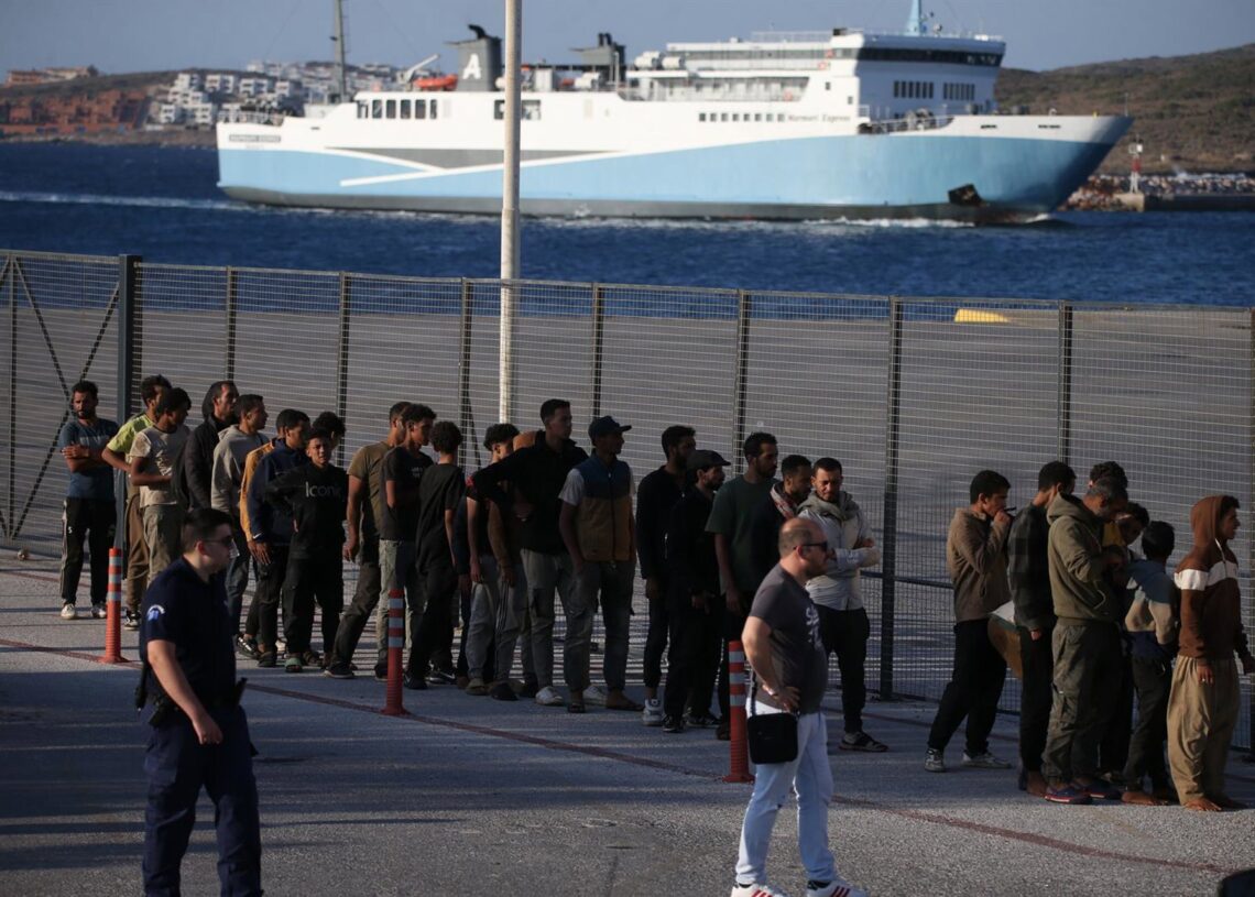 Archivo - Imagen de archivo de un grupo de migrantes tras su traslado a un puerto de Grecia después de ser rescatados.Europa Press/Contacto/Aristidis Vafeiadakis