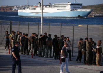 Archivo - Imagen de archivo de un grupo de migrantes tras su traslado a un puerto de Grecia después de ser rescatados.Europa Press/Contacto/Aristidis Vafeiadakis