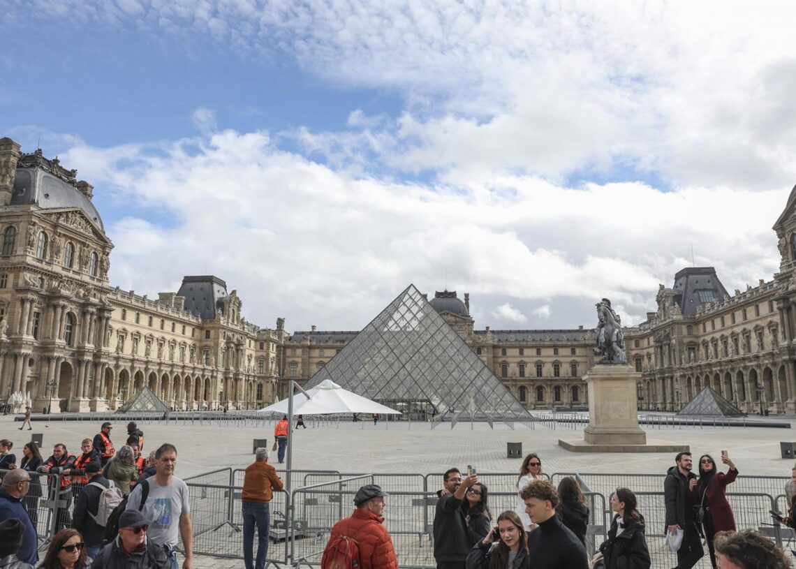 El Museo del Louvre permanece cerrado tras el robo sufrido el domingoMichtof / Zuma Press / ContactoPhoto