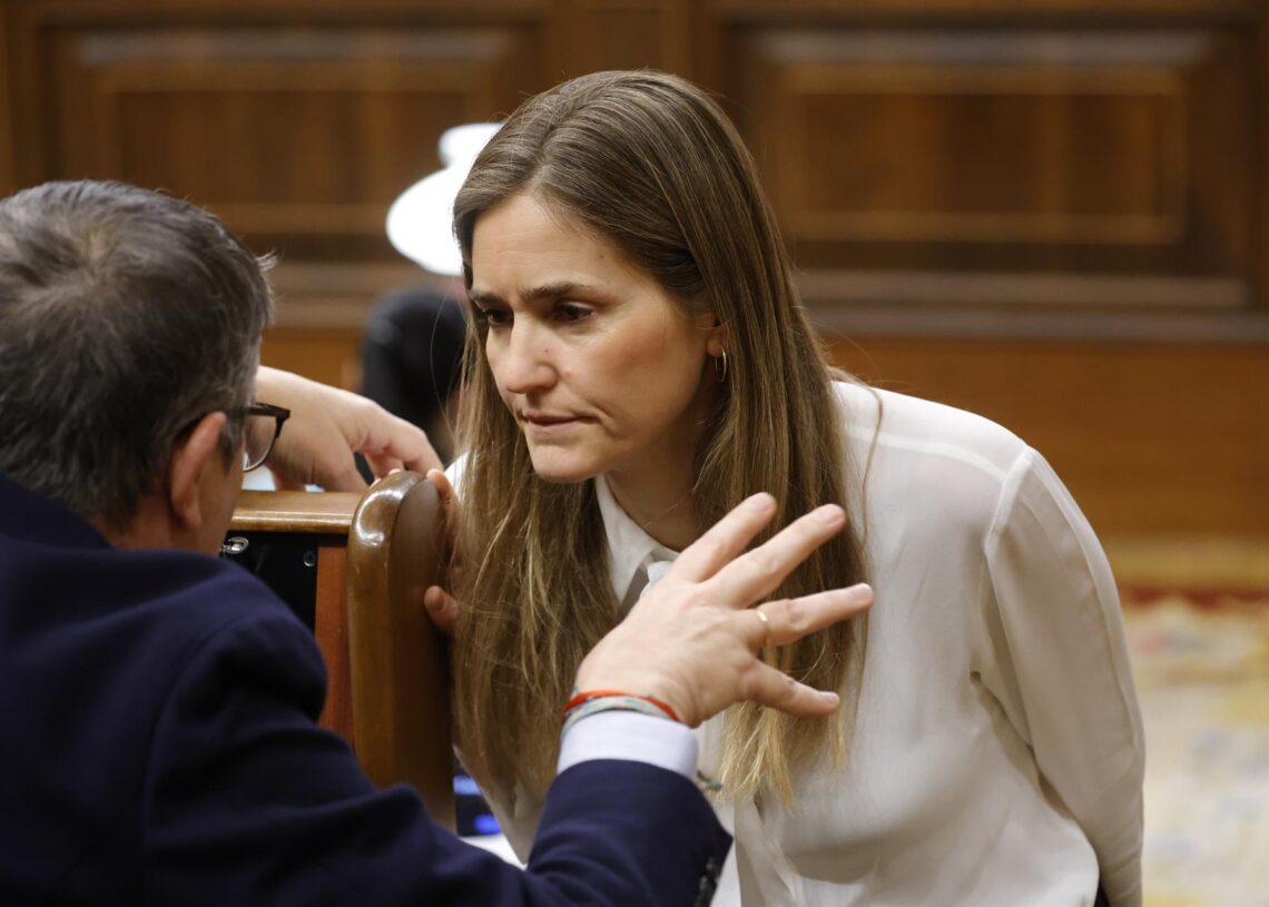 Archivo - El portavoz del PSOE, Patxi López, charlando con la vicepresidenta tercera y ministra para la Transición Ecológica, Sara Aaagesen, en una sesión plenariaJesús Hellín - Europa Press - Archivo