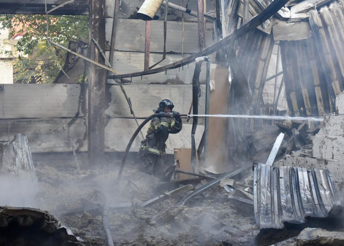 Equipos de bomberos extinguen un fuego ocasionado por un ataque de las fuerzas ucranianas en Donetsk (imagen de archivo).Europa Press/Contacto/Taisiya Vorontsova