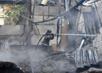 Equipos de bomberos extinguen un fuego ocasionado por un ataque de las fuerzas ucranianas en Donetsk (imagen de archivo).Europa Press/Contacto/Taisiya Vorontsova