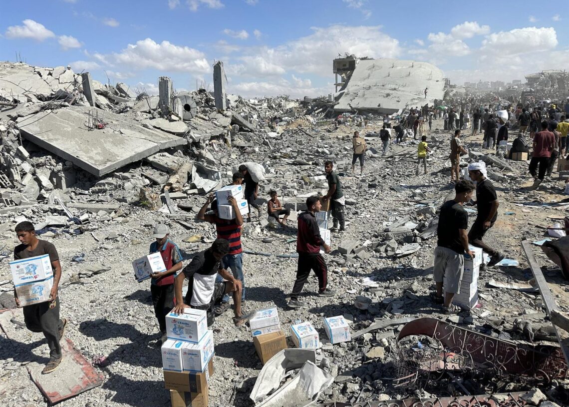 Palestinos con cajas de ayuda humanitaria durante el alto el fuego en la Franja de GazaEuropa Press/Contacto/Tamer Ibrahim
