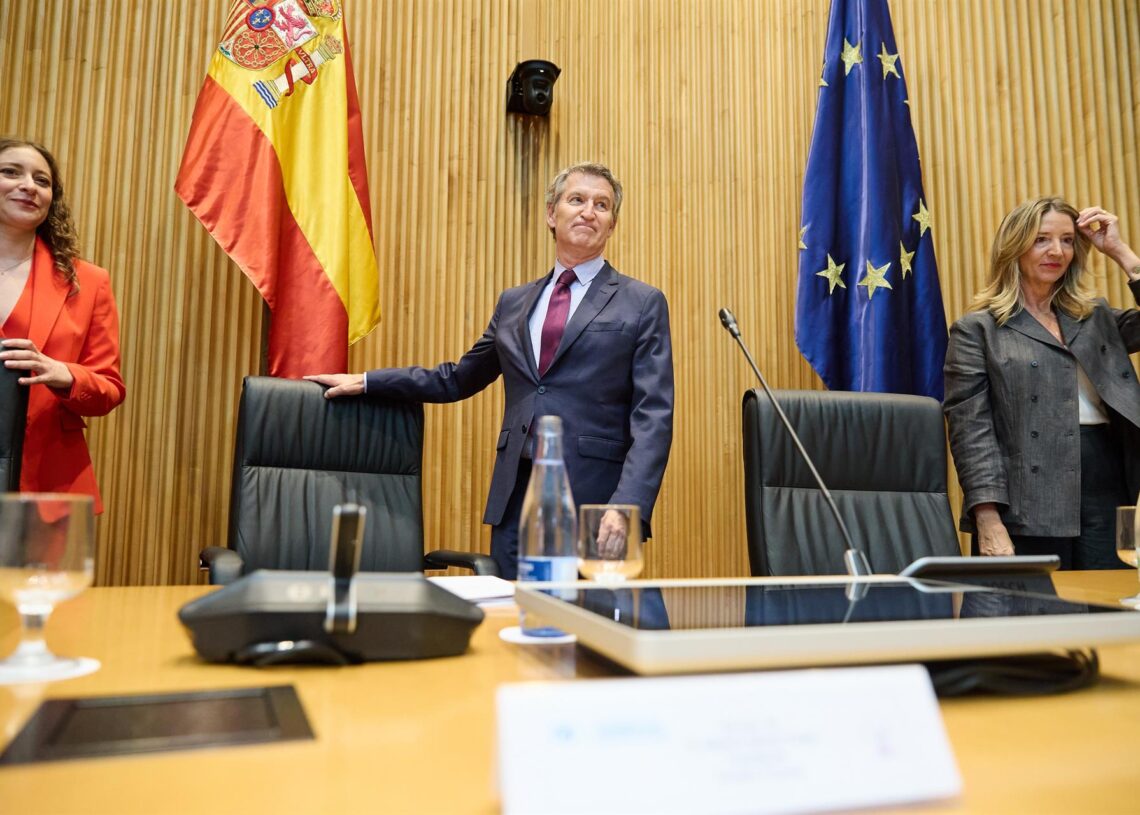 Archivo - (I-D) La portavoz del PP en el Congreso, Ester Muñoz; el presidente del PP, Alberto Núñez Feijóo, y la portavoz del PP en el Senado, Alicia García, durante la reunión plenaria de los grupos parlamentarios del Partido Popular del Congreso y del SJesús Hellín - Europa Press - Archivo