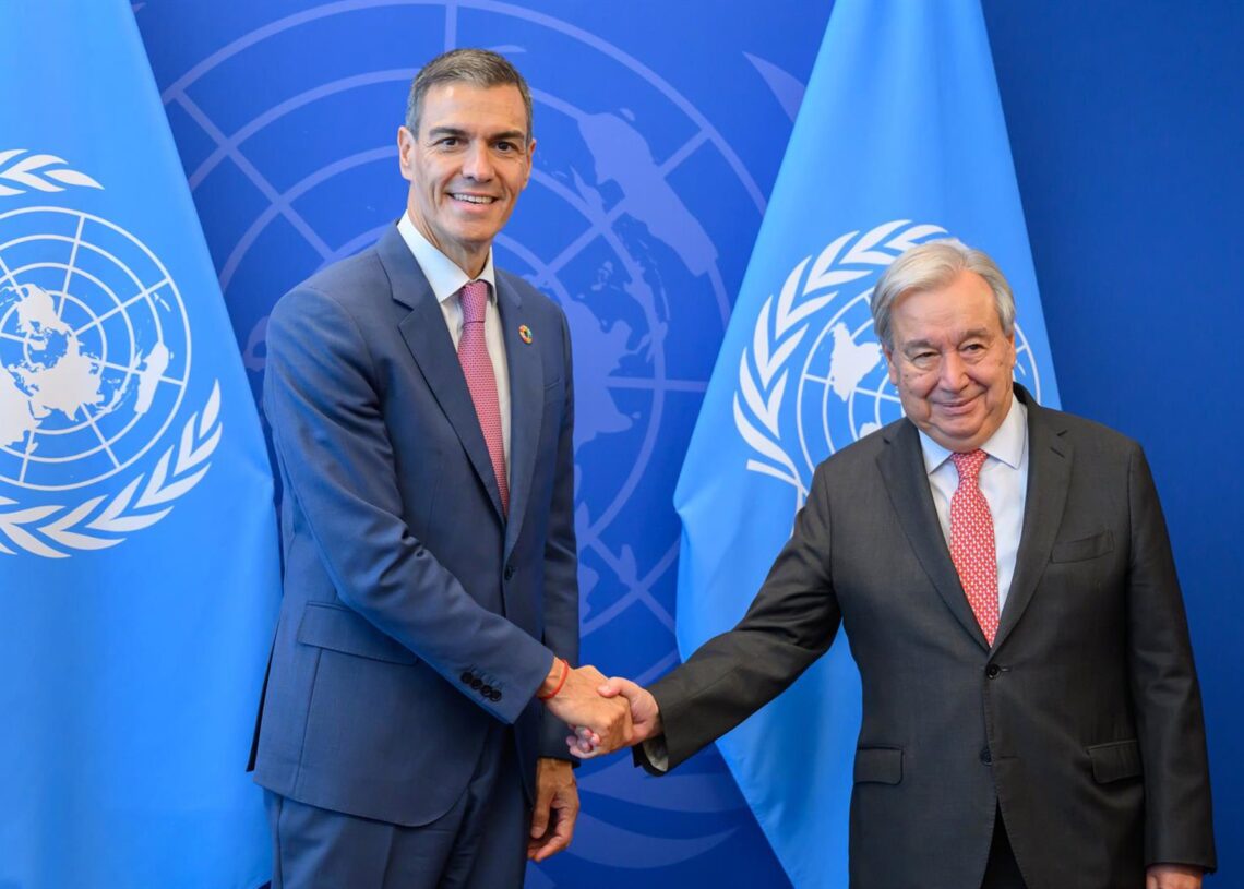 El presidente del Gobierno, Pedro Sánchez (i) mantiene un encuentro con el secretario general de Naciones Unidas, António Guterres (d), en la sede de Naciones UnidasPool Moncloa/Borja Puig de la Bellacasa