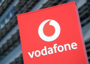 Archivo - FILED - 09 May 2018, North Rhine-Westphalia, Duesseldorf: The Vodafone logo seen in front of the Vodafone Germany headquarters. Photo: Federico Gambarini/dpaFederico Gambarini/dpa - Archivo