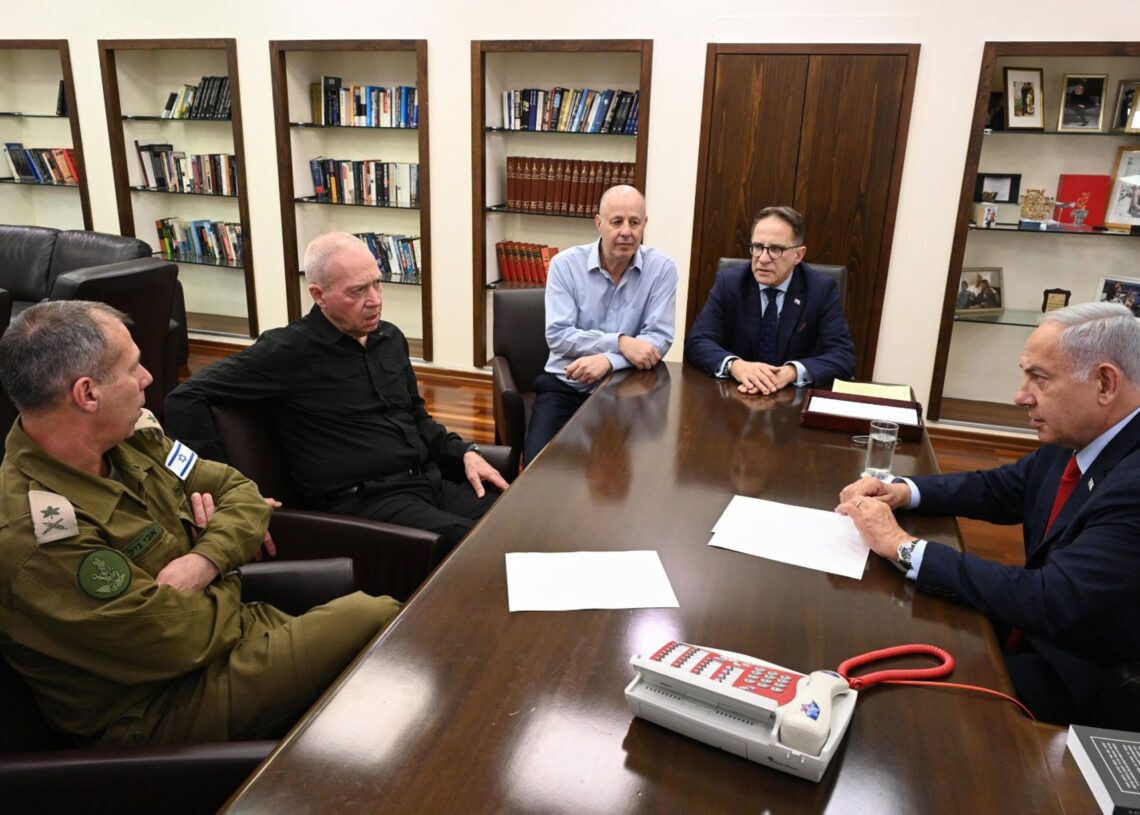 Archivo - El primer ministro israelí, Benjamin Netanyahu (derecha), junto con el exministro de Defensa Yoav Gallant, el director del Consejo de Seguridad Nacional, Tzachi Hanegbi, y el secretario militar del primer ministroHaim Zach/Gpo/Dpa - Archivo