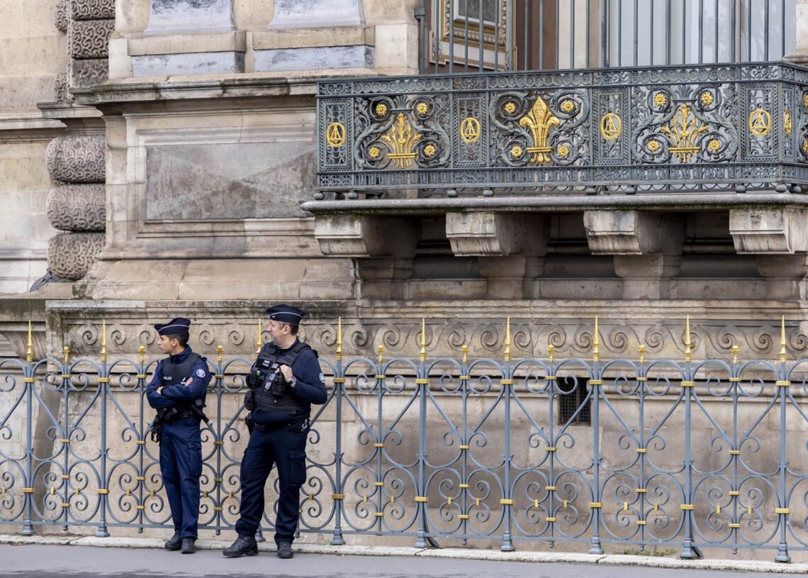 Fuerzas de seguridad en los alrededores del museo Louvre, después del robo de este fin de semanaEuropa Press/Contacto/Vincent Isore