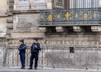 Fuerzas de seguridad en los alrededores del museo Louvre, después del robo de este fin de semanaEuropa Press/Contacto/Vincent Isore