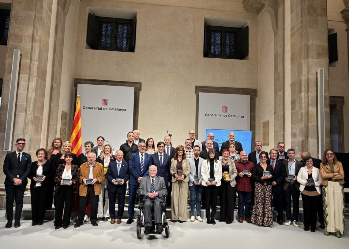 Los premiados junto al presidente Salvador Illa.CONSELLERIA DE EMPRESA