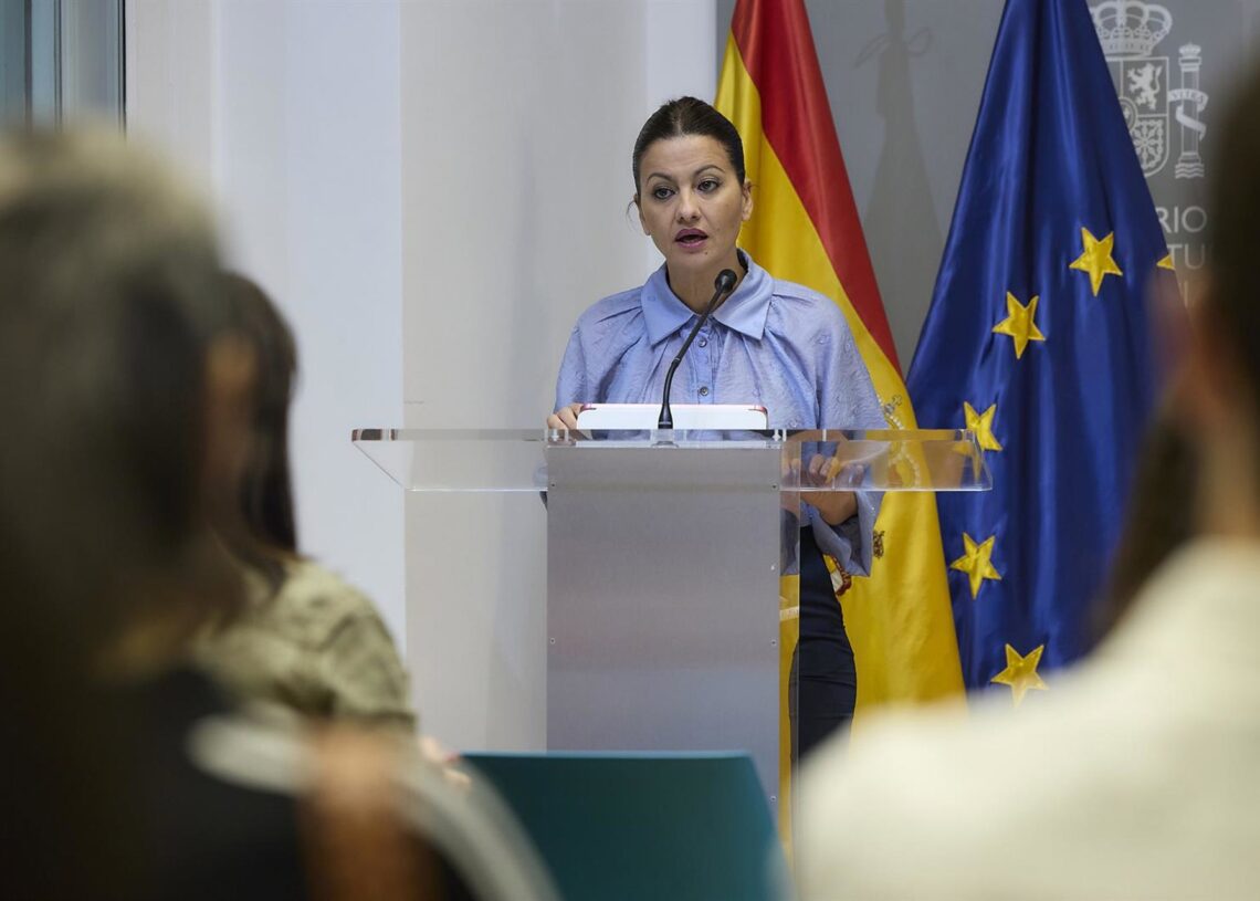 La ministra de Juventud e Infancia, Sira Rego, durante la presentación de un libro, en el Ministerio de Juventud e Infancia, a 16 de octubre de 2025, en Madrid (España). El libro es una guía para padres y educadores que aborda la exposición temprana de loJesús Hellín - Europa Press