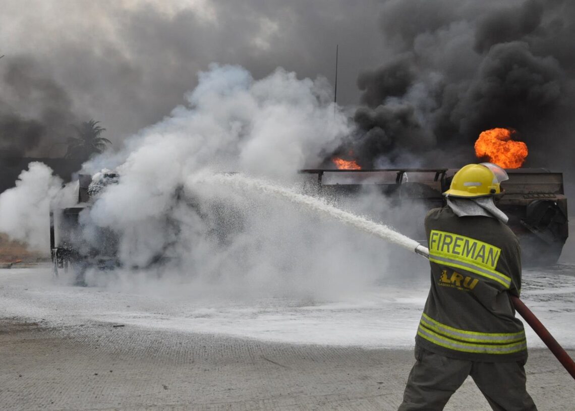 Archivo - Imagen de archivo de los bombaros extinguiendo un incendio tras la explosión de un camión cisterna en NigeriaEuropa Press/Contacto/Emma Niel - Archivo