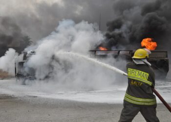 Archivo - Imagen de archivo de los bombaros extinguiendo un incendio tras la explosión de un camión cisterna en NigeriaEuropa Press/Contacto/Emma Niel - Archivo