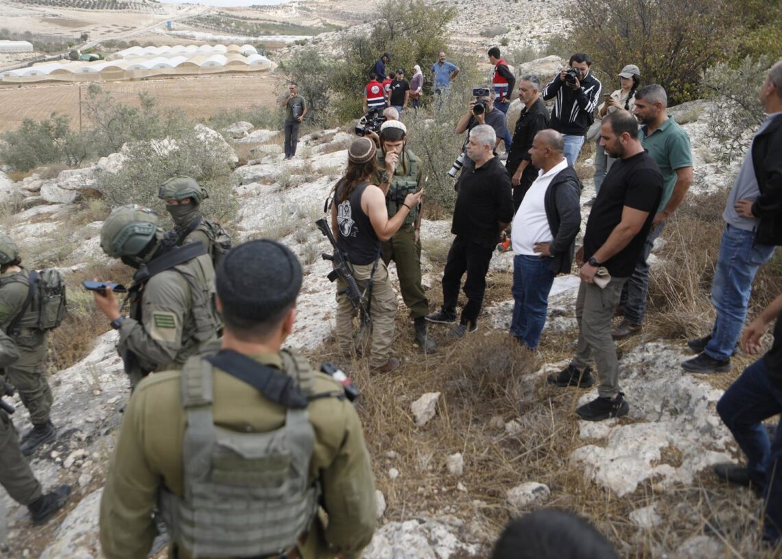 Archivo - Colonos israelíes, respaldados por fuerzas del Ejército de Israel, atacan a un grupo de activistas palestinos e internacionales que participaban en una jornada de recolección de aceitunas en la aldea de Soba, al sur de Hebrón, en Cisjordania.Europa Press/Contacto/Mamoun Wazwaz