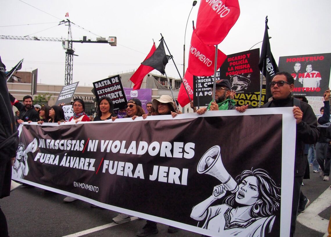 "Ni fascistas ni violadores, fuera Álvarez, fuera Jerí", reza una pancarta en una multitudinaria manifestación en Lima contra el nuevo presidente de Perú, José Jeri, quien enfrentó cargos de violación hace un año, mientras era congresistaEuropa Press/Contacto/Carlos Garcia Granthon