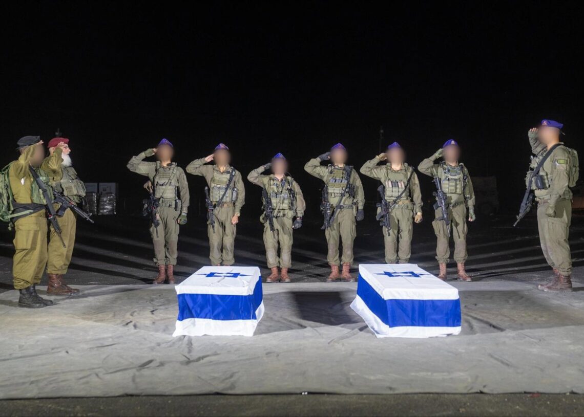 Soldados de las Fuerzas de Defensa de Israel (FDI) forman ante los ataúdes de los dos últimos cuerpos entregados por Hamás a IsraelFDI EN X