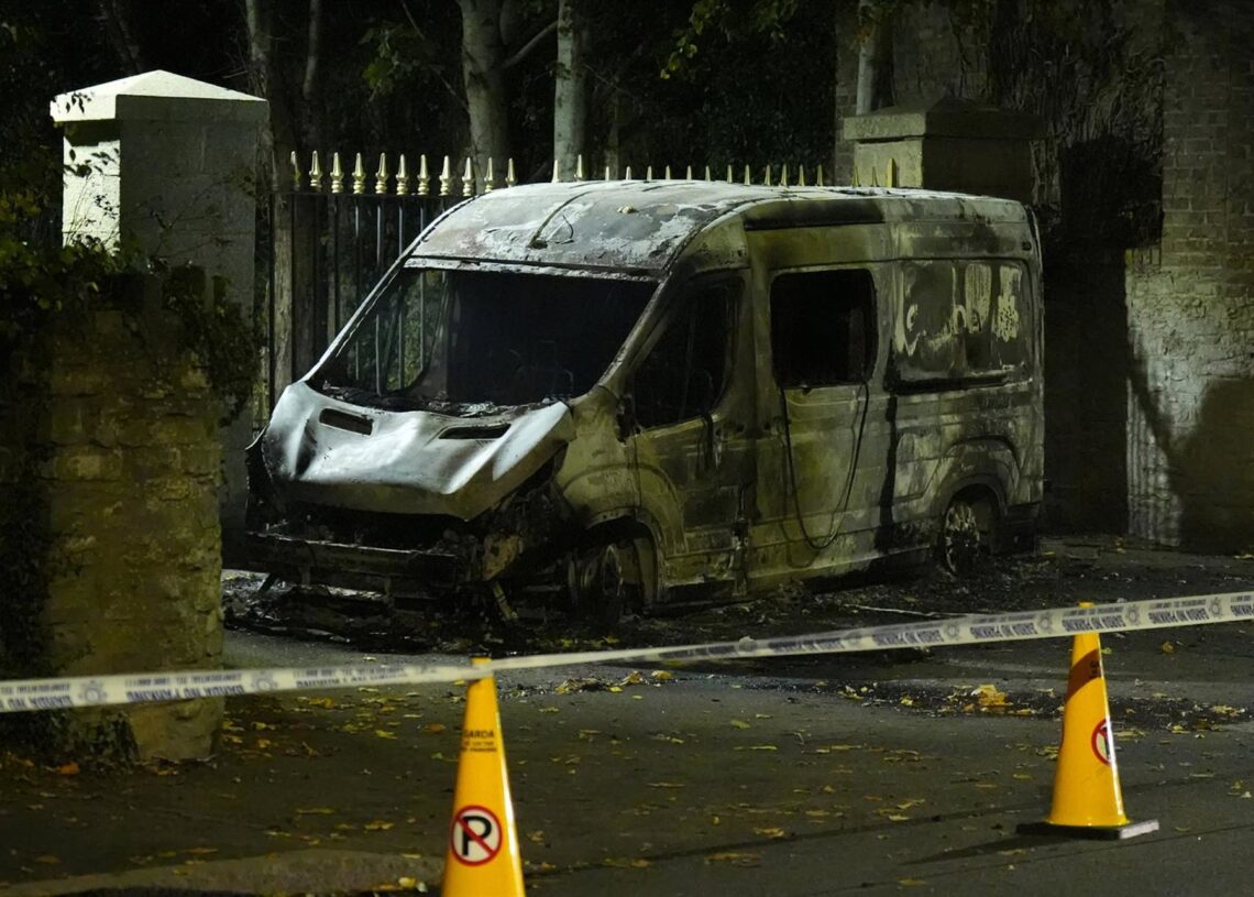 Una furgoneta de la Garda incendiada cerca del Hotel Citywest, donde se han producido disturbios frente al antiguo alojamiento para solicitantes de asilo en Dublín, IrlandaNiall Carson/PA Wire/dpa