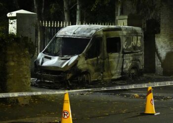 Una furgoneta de la Garda incendiada cerca del Hotel Citywest, donde se han producido disturbios frente al antiguo alojamiento para solicitantes de asilo en Dublín, IrlandaNiall Carson/PA Wire/dpa