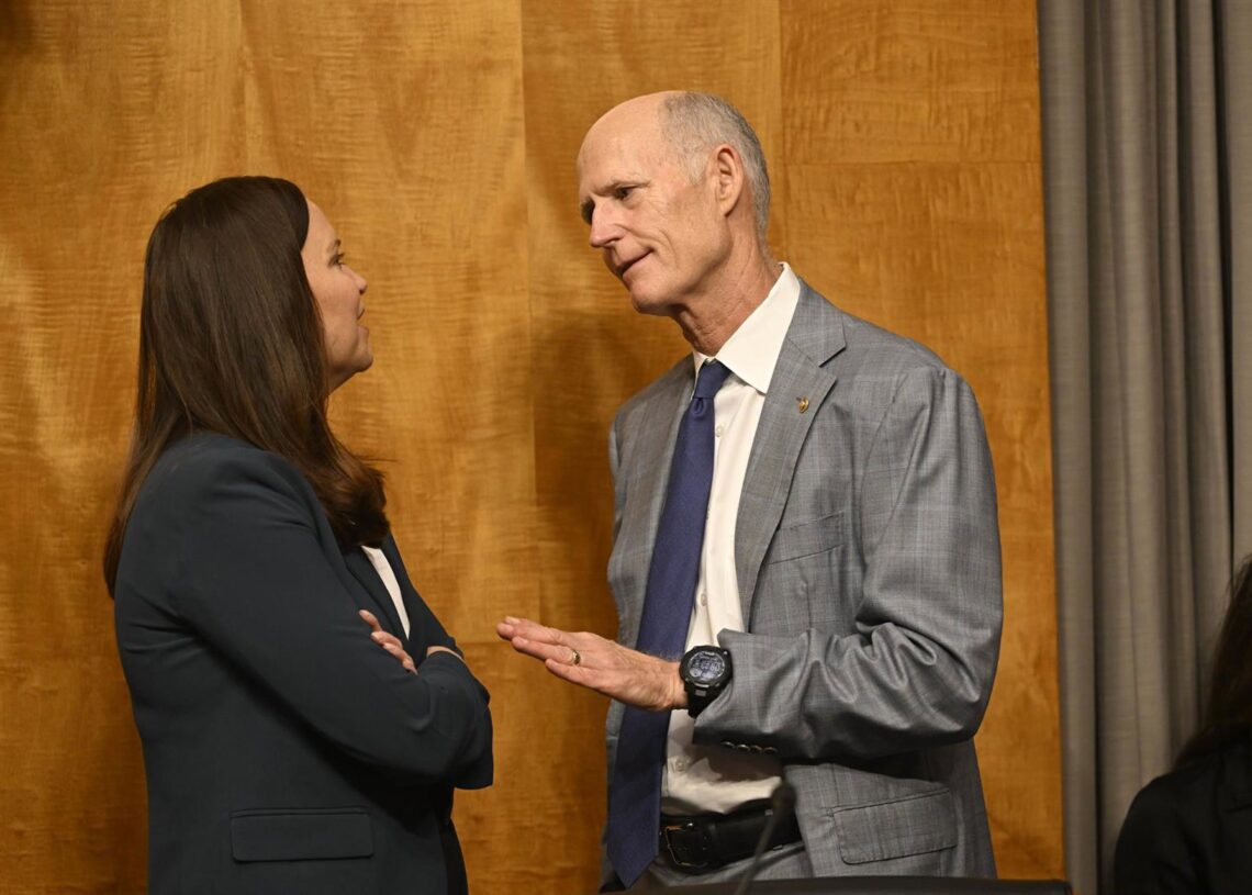 Archivo - Los senadores Rick Scott y Ashley Moody conversan durante las audiencias del Comité Senatorial de Seguridad Nacional y Asuntos Gubernamentales para examinar la candidatura de Paul Ingrassia a Fiscal Especial, entre otrasEuropa Press/Contacto/Mattie Neretin - Archivo