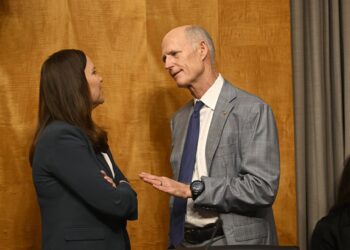 Archivo - Los senadores Rick Scott y Ashley Moody conversan durante las audiencias del Comité Senatorial de Seguridad Nacional y Asuntos Gubernamentales para examinar la candidatura de Paul Ingrassia a Fiscal Especial, entre otrasEuropa Press/Contacto/Mattie Neretin - Archivo