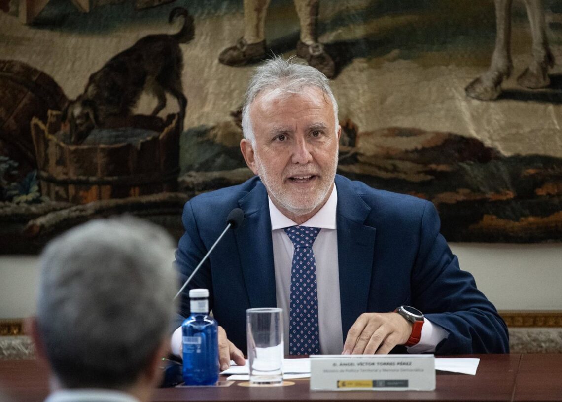Archivo - El ministro de Política Territorial y Memoria Democrática, Ángel Víctor Torres, clausura el XIV Foro de las Autonomías, en el Centro de Estudios Políticos y Constitucionales, a 8 de julio de 2025, en Madrid (España).Alejandro Martínez Vélez - Europa Press - Archivo
