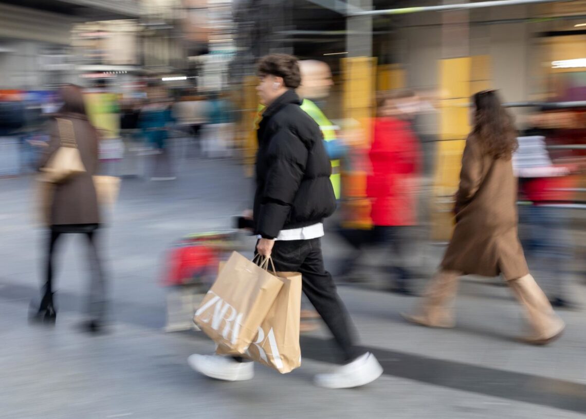 Archivo - Varias personas con bolsas de sus comprasEduardo Parra - Europa Press - Archivo