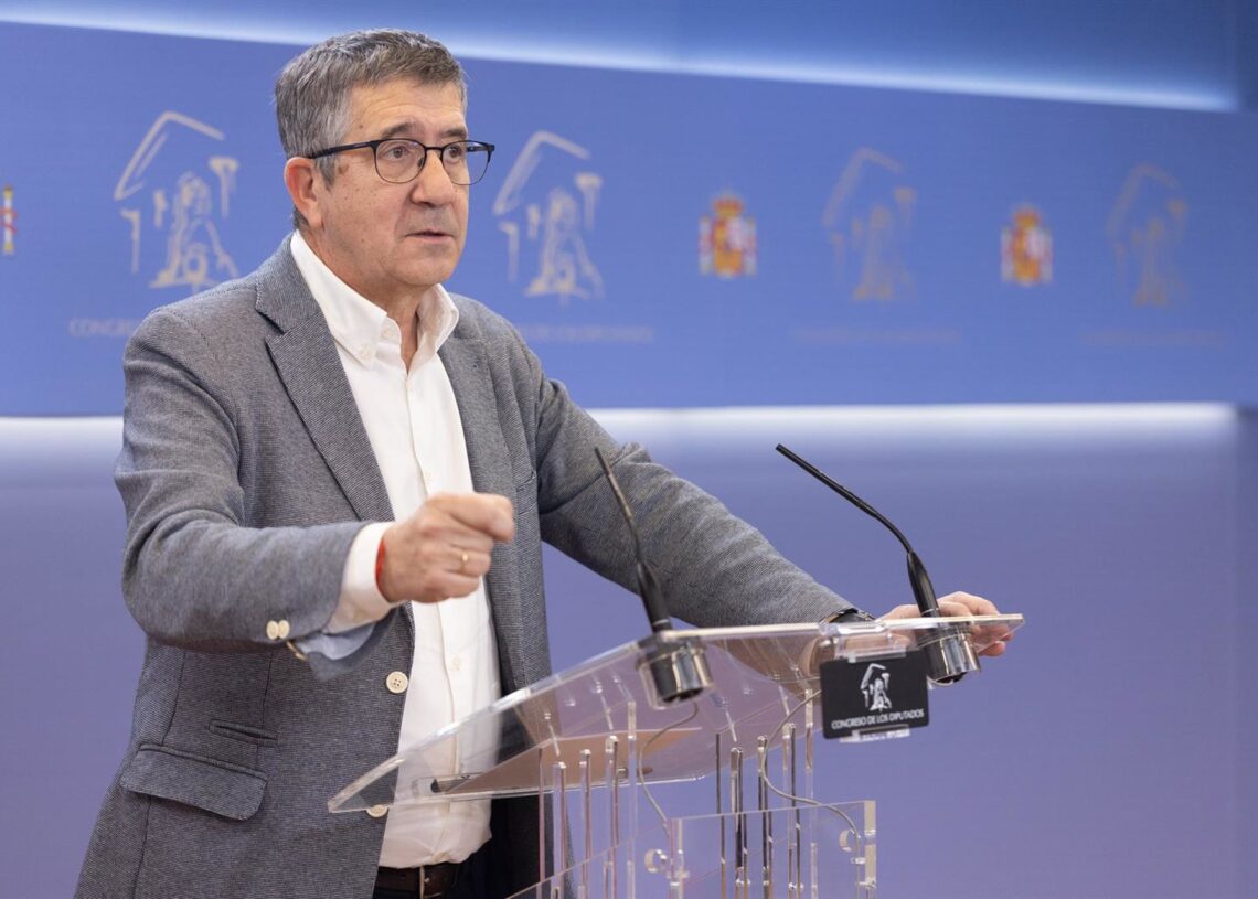 El portavoz del PSOE en el Congreso, Patxi López, durante una rueda de prensa, posterior a la Junta de Portavoces, en el Congreso, a 14 de octubre de 2025, en Madrid (España).Eduardo Parra - Europa Press