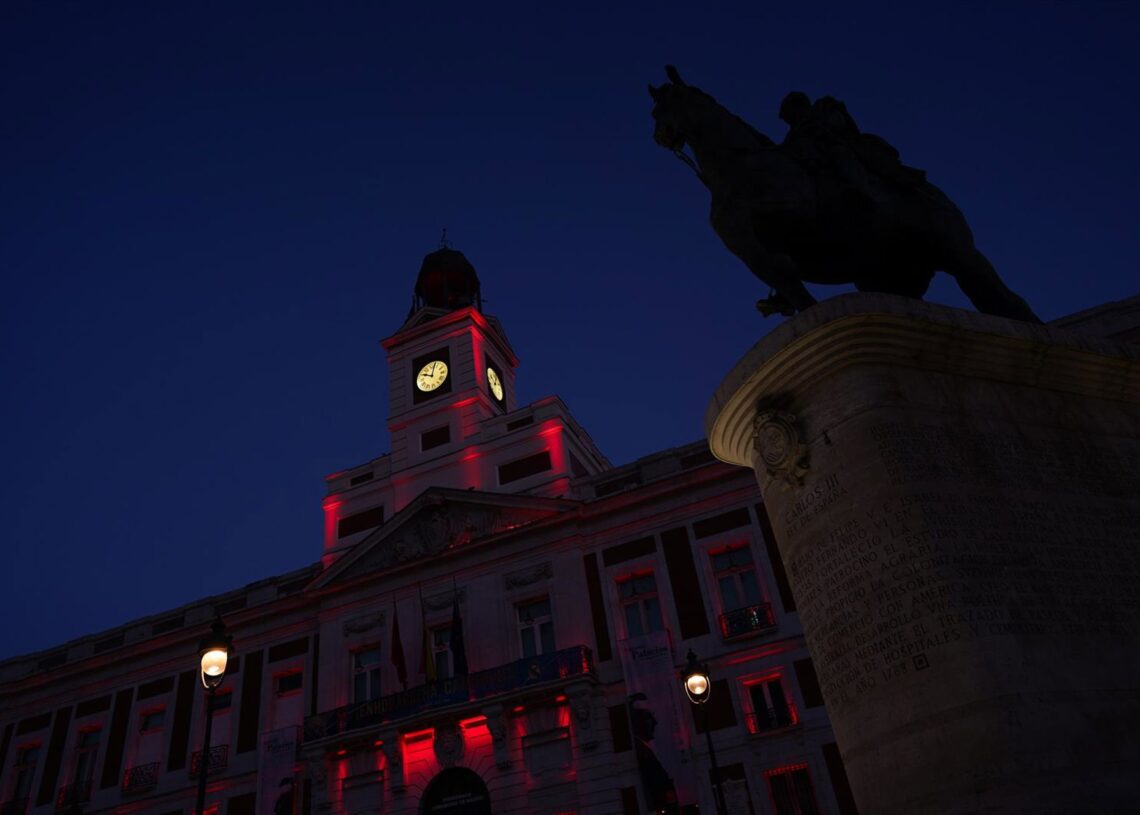 Archivo - Fachada de la Real Casa de Correos iluminada.COMUNIDAD DE MADRID - Archivo