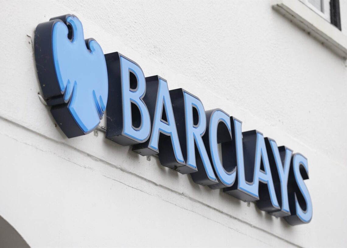 Archivo - FILED - 29 July 2025, United Kingdom, London: An undated file photo shows the Barclays Bank branch in Beaconsfield. The banking giant has revealed half-year profits jumped by more than a fifth despite setting aside over £1 billion for bad debts.Jonathan Brady/PA Wire/dpa - Archivo