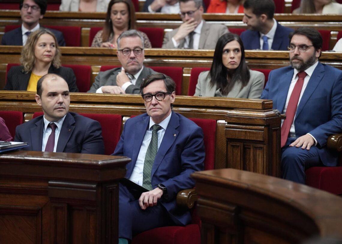 El conseller de la Presidencia de la Generalitat, Albert Dalmau y el president de la Generalitat, Salvador Illa, en el pleno del Parlament.David Zorrakino - Europa Press
