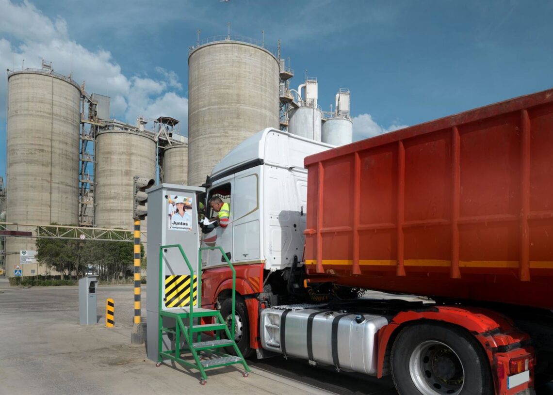 Archivo - Imagen de una fábrica de cementoOFICEMEN - Archivo