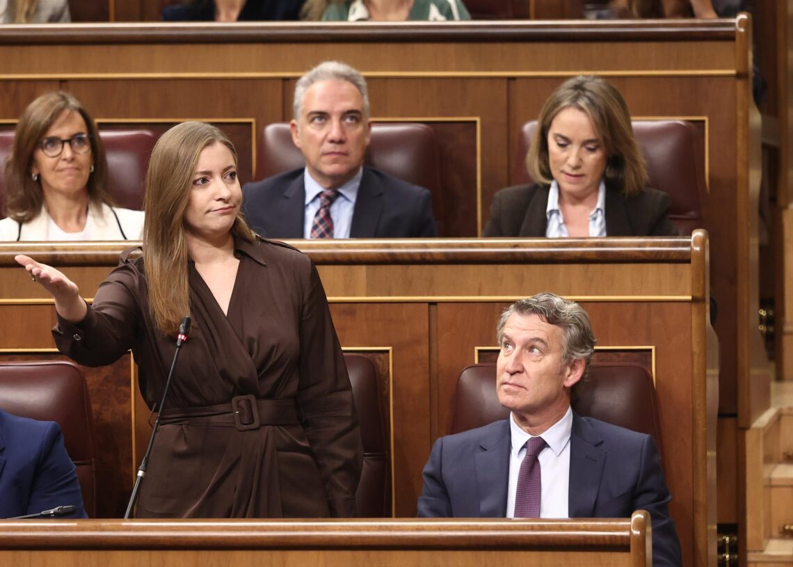 La portavoz del PP en el Congreso, Ester Muñoz, interviene durante una sesión de control al Gobierno, en el Congreso de los Diputados, a 22 de octubre de 2025, en Madrid (España). El Gobierno se enfrenta de nuevo a preguntas relacionadas con la estabilidaEduardo Parra - Europa Press