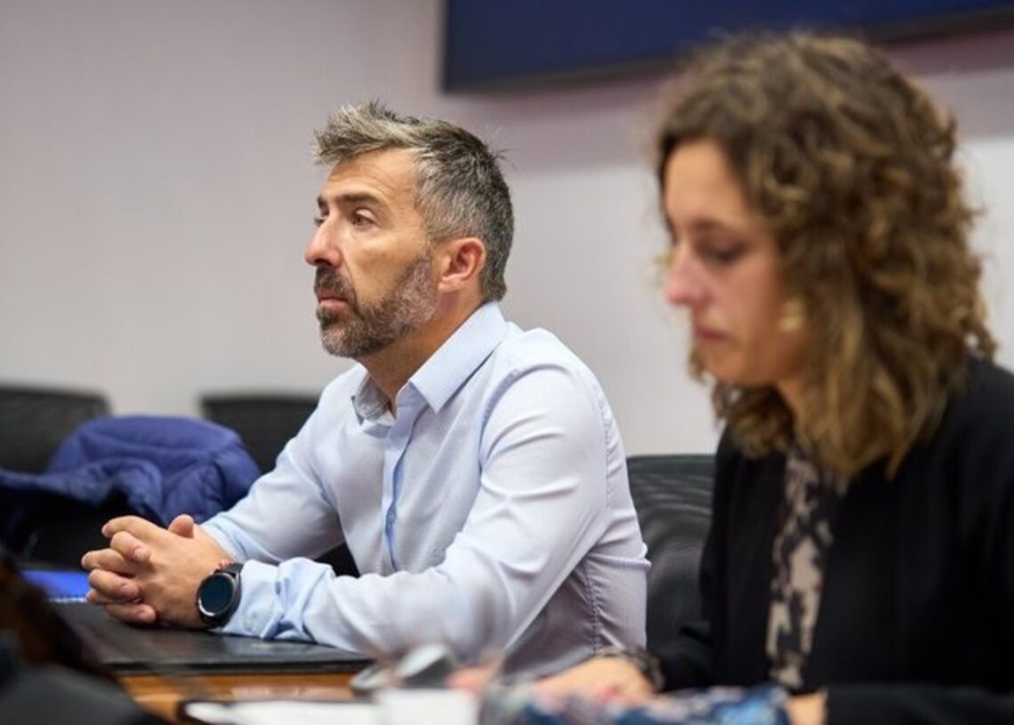 El vocal ingeniero de la mesa de contratación de Belate Francisco José Ansorena, en la comisión de investigación del Parlamento de Navarra, junto a la presidenta, Irati Jiménez.PARLAMENTO DE NAVARRA