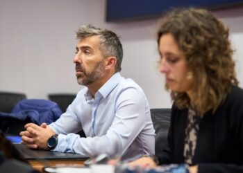 El vocal ingeniero de la mesa de contratación de Belate Francisco José Ansorena, en la comisión de investigación del Parlamento de Navarra, junto a la presidenta, Irati Jiménez.PARLAMENTO DE NAVARRA