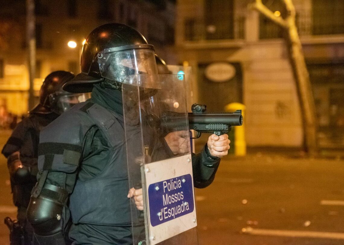Archivo - Un Mosso d Esquadra apunta con una pistola de pelotas de goma durante la sexta jornada de protestas en Barcelona contra la sentencia del Supremo por el 'procés', en Barcelona a 19 de octubre de 2019.Germán Lama - Europa Press - Archivo
