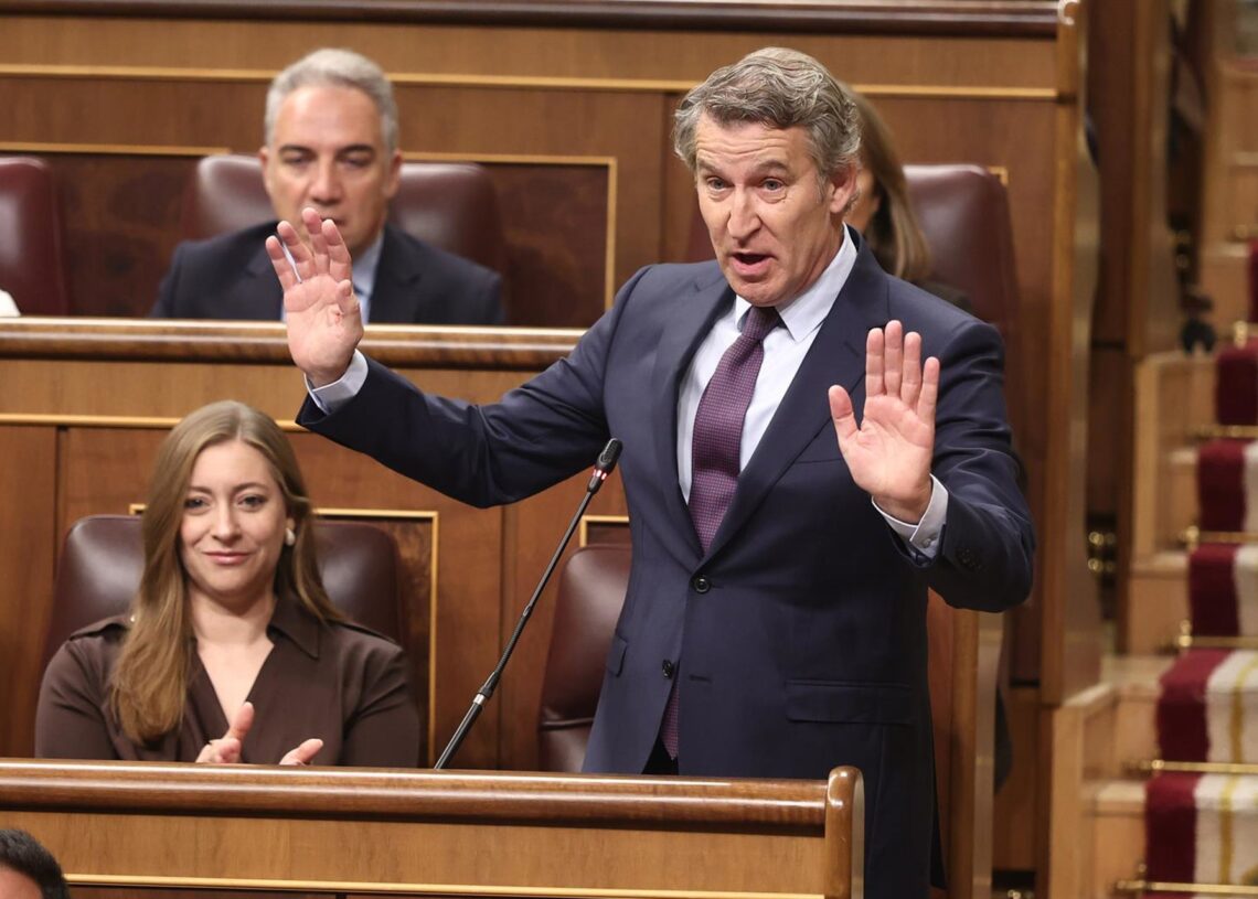 El presidente del Partido Popular, Alberto Núñez Feijóo, interviene durante una sesión de control al Gobierno, en el Congreso de los Diputados, a 22 de octubre de 2025, en Madrid (España).Eduardo Parra - Europa Press