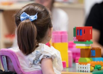 Archivo - Imagen de recurso de una niña con atrofia muscular espinal (AME)FUNDAME - Archivo