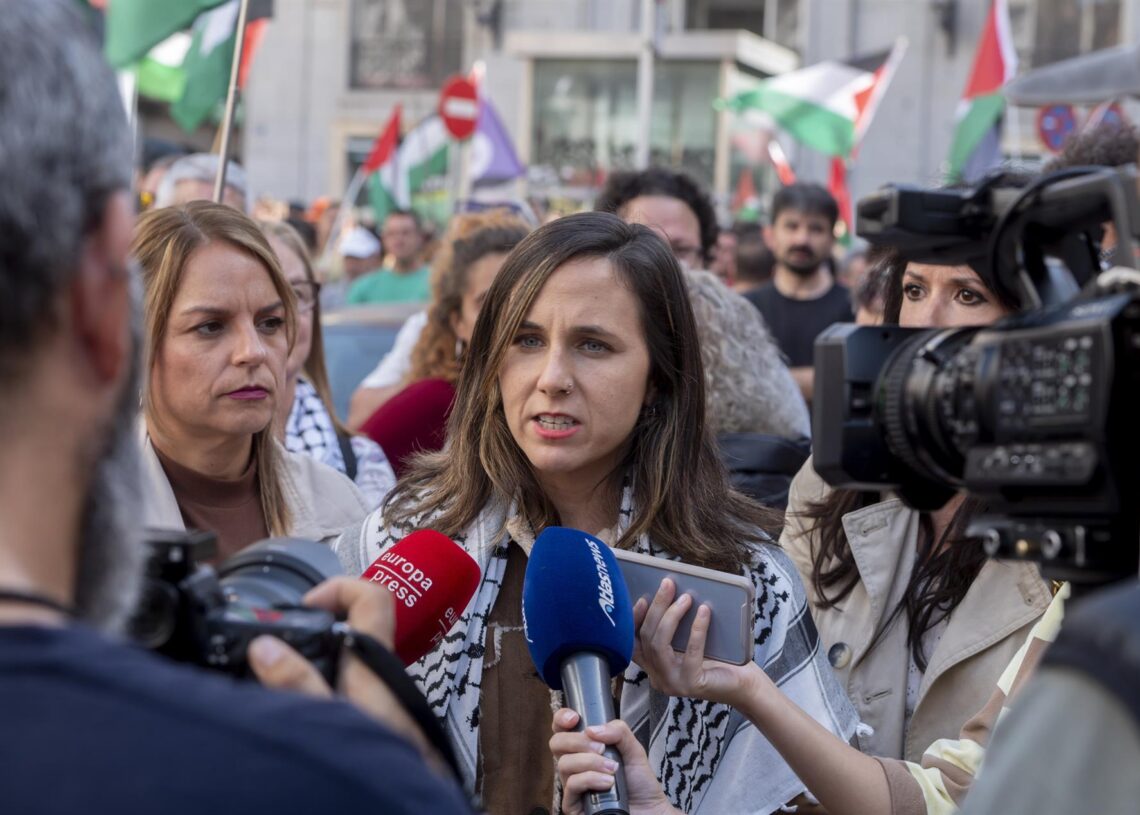 La portavoz de Podemos en el Congreso, Ione Belarra (c), ofrece declaraciones a los medios durante la concentración por Palestina, frente al Ministerio de Exteriores, a 15 de octubre de 2025, en Madrid (España). Alberto Ortega - Europa Press