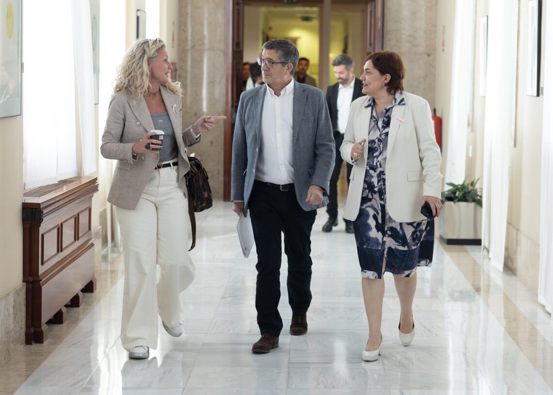 La diputada del PSOE Montse Mínguez (i) y el portavoz del PSOE en el Congreso, Patxi López (c), a su llegada a la Junta de Portavoces, en el Congreso, a 14 de octubre de 2025, en Madrid (España).Eduardo Parra - Europa Press