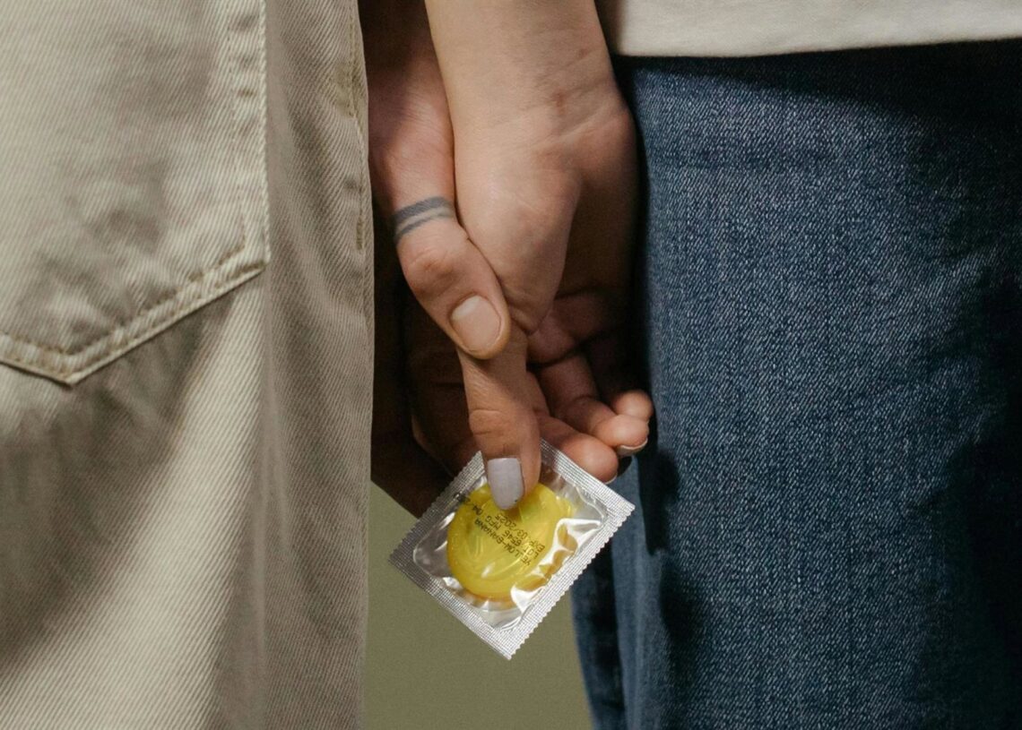 Archivo - Imagen de recurso de dos personas con un preservativo en la mano.DIPUTACIÓN DE BARCELONA - Archivo