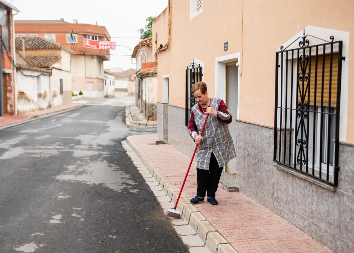 Archivo - Una vecina de la calle Murcia barre la entrada de su casa, a 28 de mayo de 2023, en Pozo Cañada, Albacete, Castilla-La Mancha (España).Víctor Fernández - Europa Press - Archivo