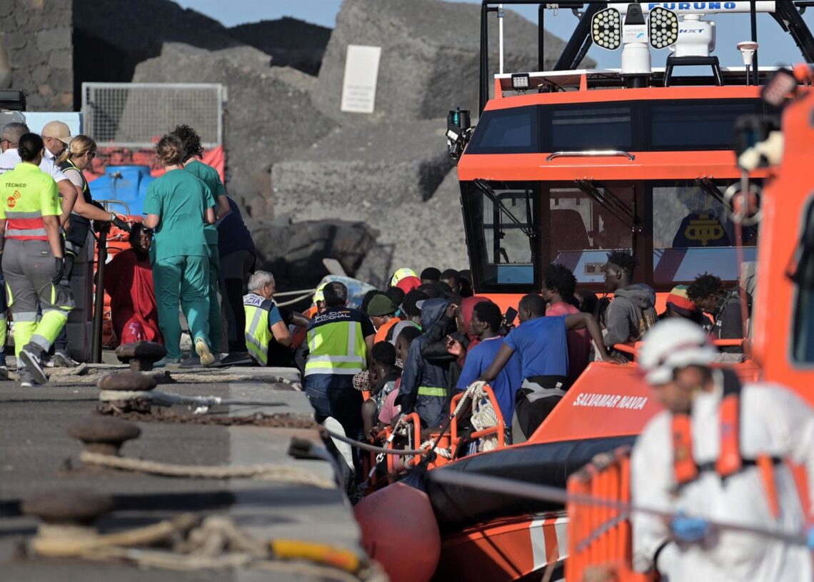 Archivo - Efectivos de emergencias atienden a personas en el Muelle de la Restinga, El HierroEuropa Press Canarias - Europa Press - Archivo
