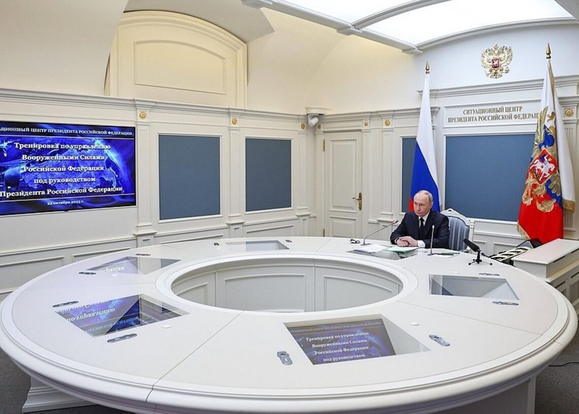 El presidente de Rusia, Vladimir Putin, supervisa unas maniobras de las fuerzas nucleares estratégicasKREMLIN