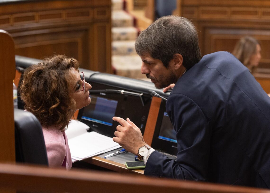 La vicepresidenta primera y ministra de Hacienda, María Jesús Montero, y el ministro de Cultura, Ernest Urtasun, durante una sesión de control al Gobierno, en el Congreso de los Diputados, a 22 de octubre de 2025, en Madrid (España). Eduardo Parra - Europa Press