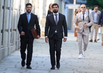 Archivo - El eurodiputado y líder de Se Acabó La Fiesta (SALF), Luis 'Alvise' Pérez (c), a su llegada para declarar en el Tribunal Supremo, a 11 de julio de 2025, en Madrid (España). Jesús Hellín - Europa Press - Archivo