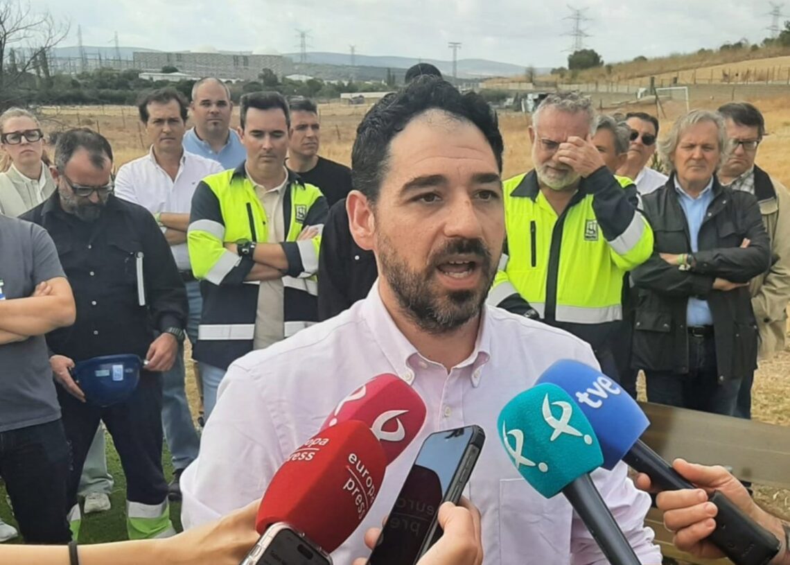El presidente del Comité de Empresa de la Central Nuclear de Almaraz,  Borja Romero Garcia, atiende a los medios de comunicación.EUROPA PRESS