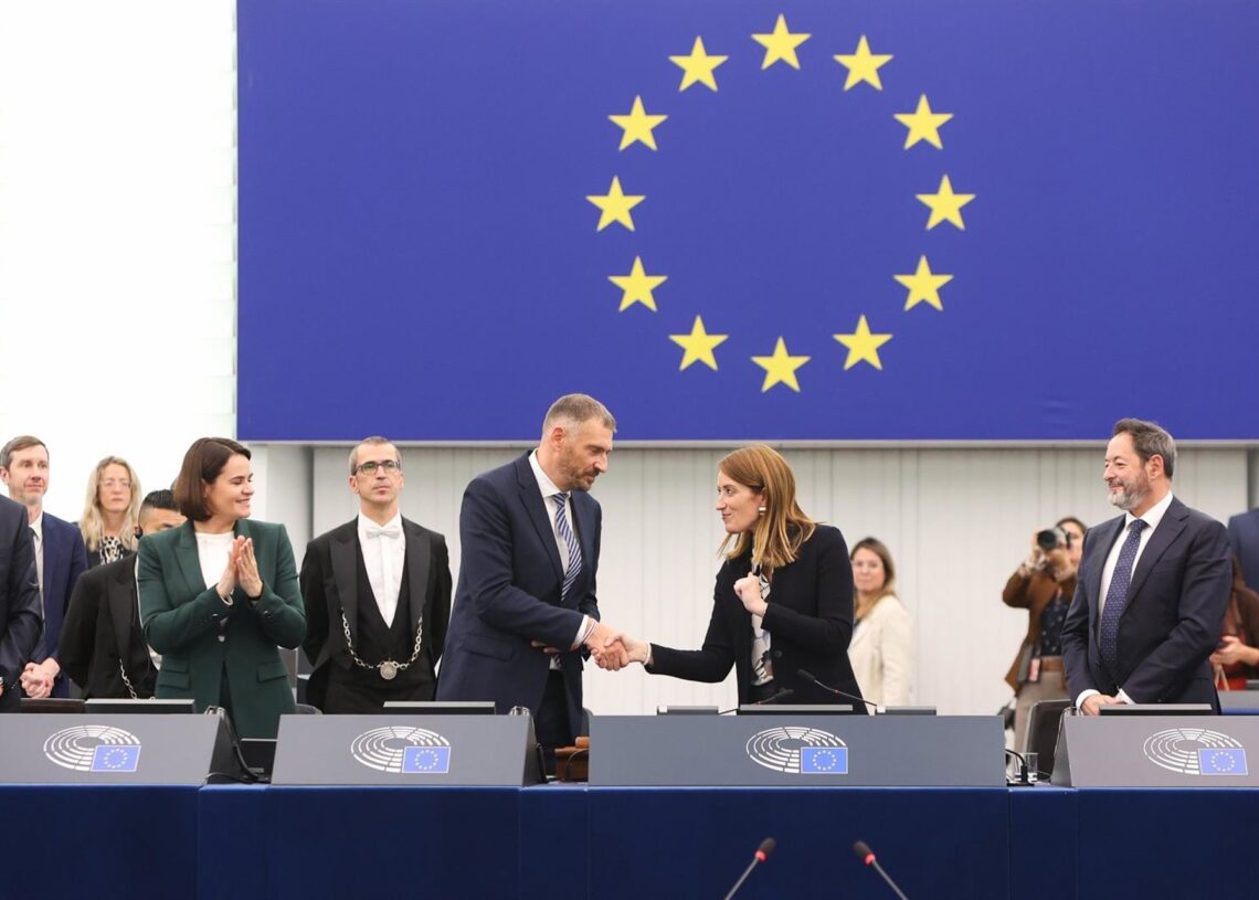 El candidato bielorruso, Sergei Tijanovski, y la lider de la oposición, Svetlana Tijanovskaya, en el pleno de Estrasburgo.FRED MARVAUX