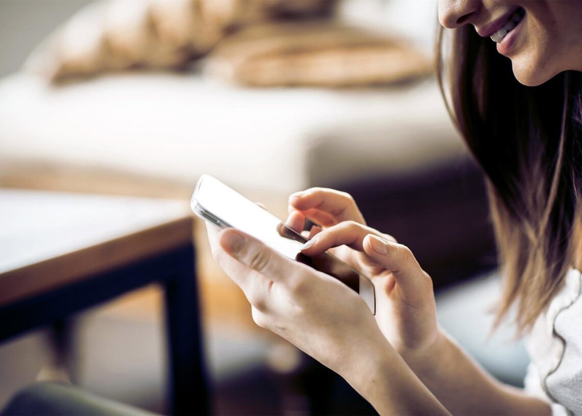 Archivo - Mujer utilizando un smartphoneSFAM - Archivo