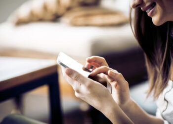 Archivo - Mujer utilizando un smartphoneSFAM - Archivo