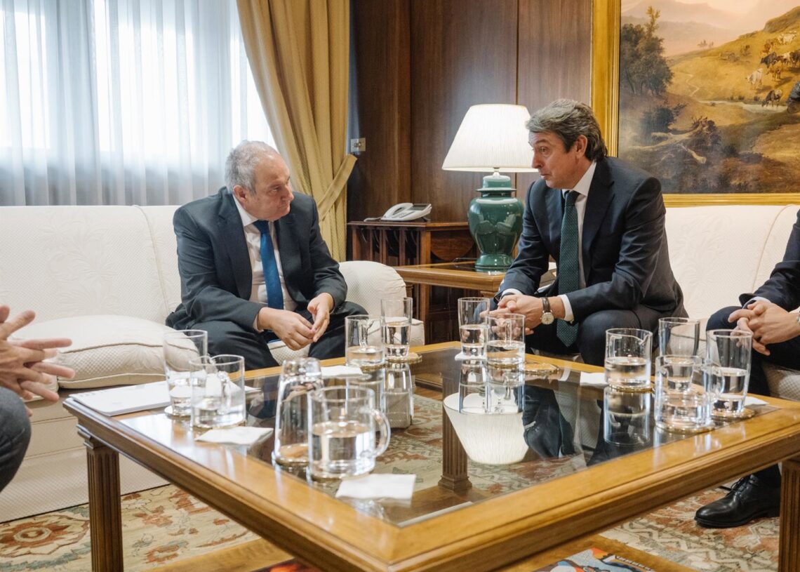 Archivo - De izquierda a derecha: el ministro de Industria y Turismo, Jordi Hereu, y el presidente de General Dynamics European Land Systems, Antonio Bueno, en la sede del Ministerio de Industria y Turismo en Madrid, a 22 de octubre de 2025.DAVID LOPEZ VILLALTA - Archivo